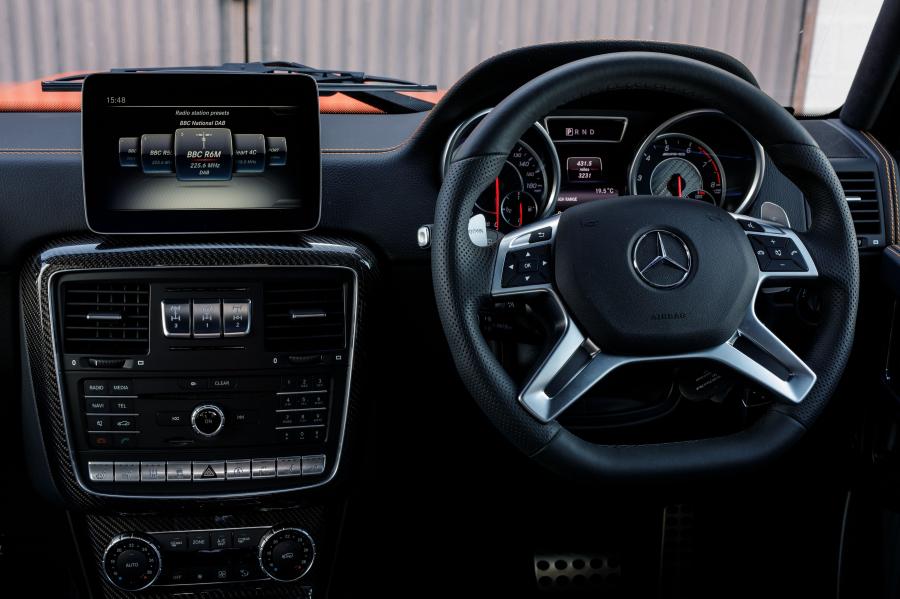 Панель приборов Mercedes-AMG G63 Colour Edition (W463) 2016 года  (UK) (фото 38 из 40)